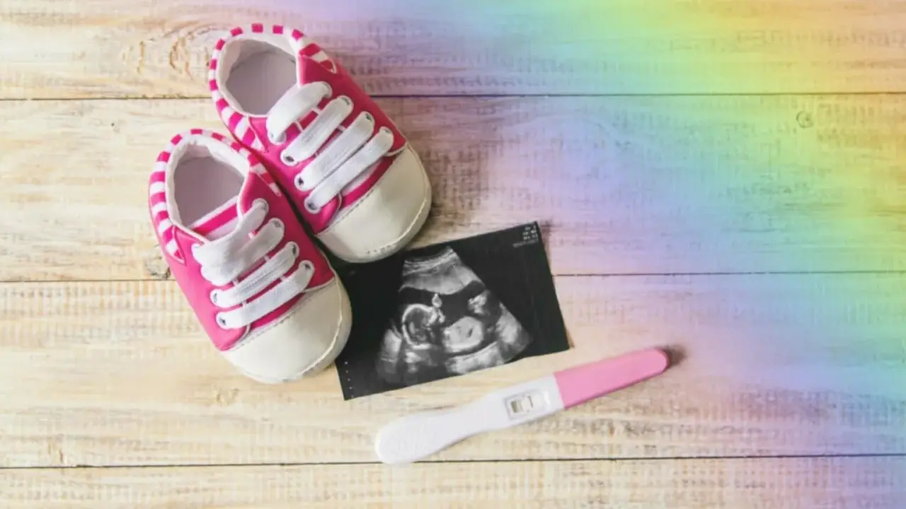 Ein positiver Schwangerschaftstest, ein Ultraschallbild und Babyschuhe. Ein Zeichen der Hoffnung nach einer Fehlgeburt, wieder schwanger.