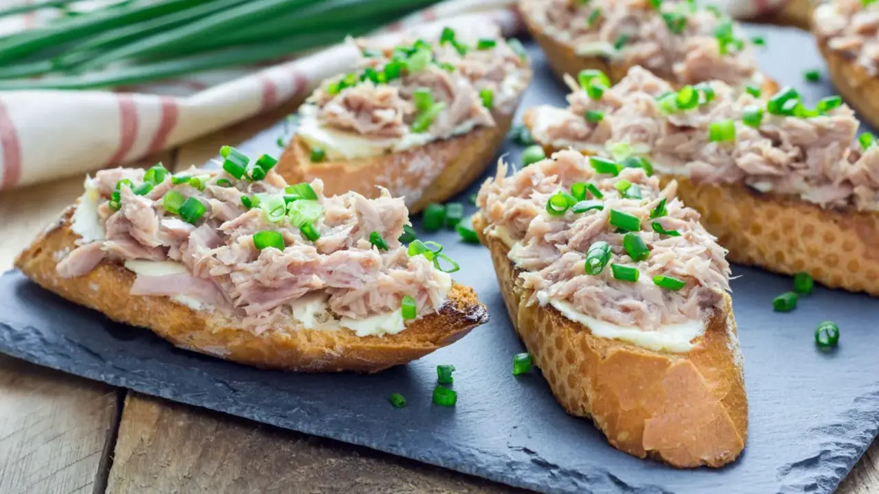 Thunfisch-Bruschetta mit Schnittlauch, eine leckere Option auch in der Schwangerschaft.