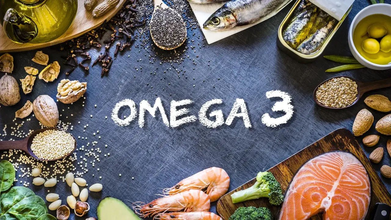Omega 3: Fisch, Garnelen, Lachs, Nüsse, Samen und Olivenöl – alles gut für den Blutdruck.