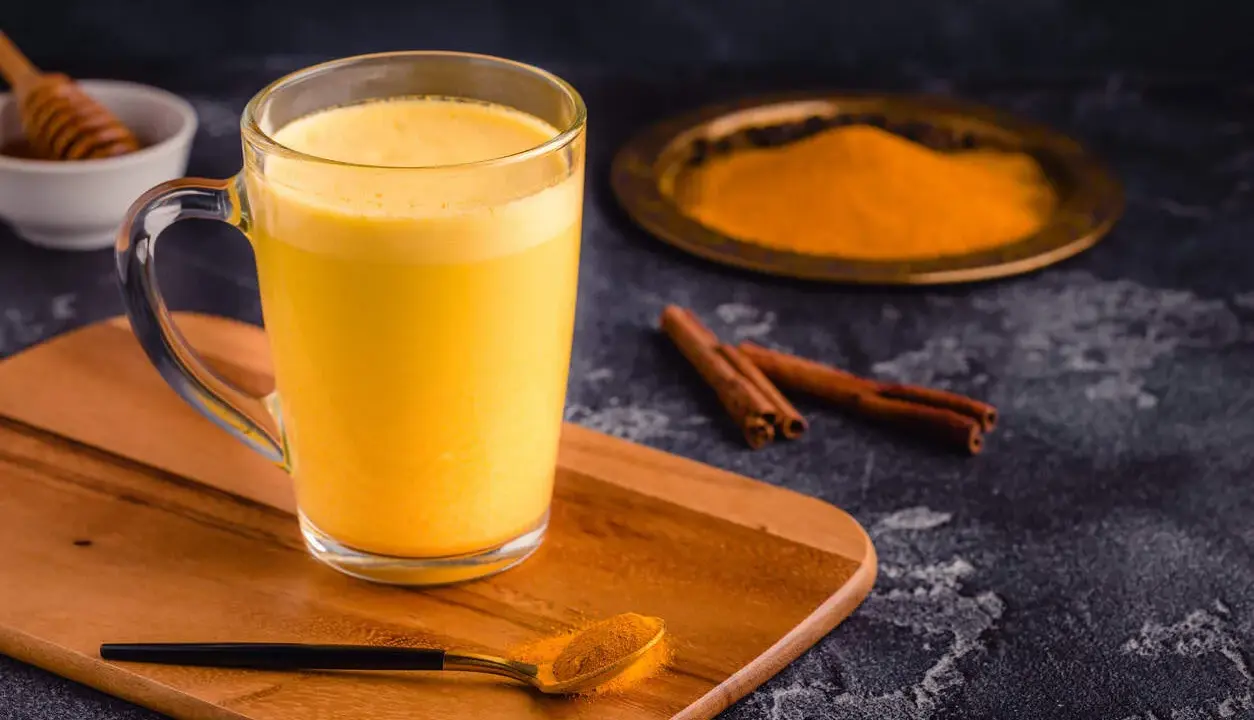 Goldene Milch mit Kurkuma, Zimt und Honig. Die goldene Milch Wirkung ist bekannt für ihre entzündungshemmenden Eigenschaften.