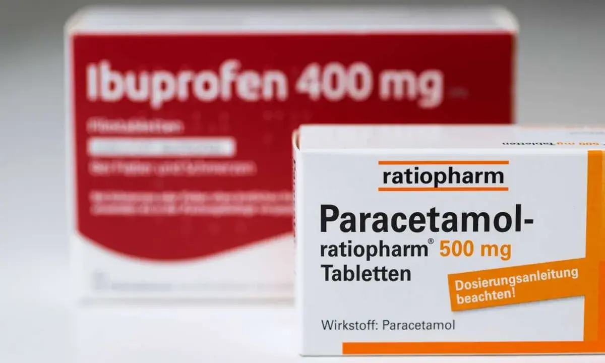 Zwei Medikamentenpackungen: Paracetamol 500 mg und Ibuprofen 400 mg. Die Wahl zwischen Paracetamol oder Ibuprofen hängt von der Art der Beschwerden ab.