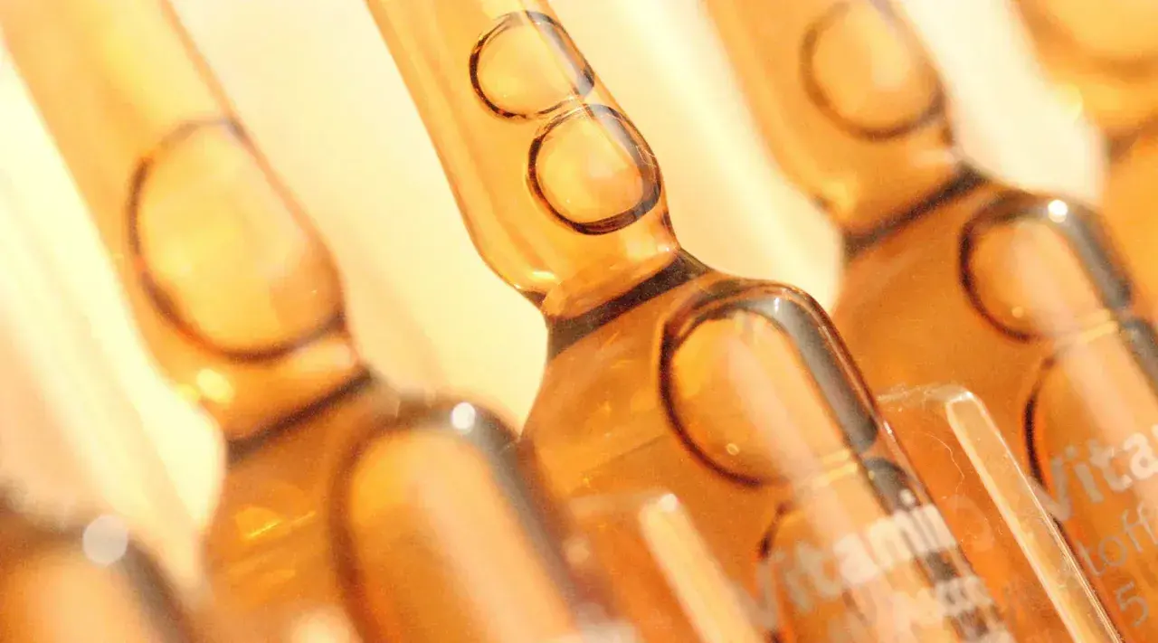 Braune Ampullen mit Vitamin C Infusion, bereit für die Anwendung.