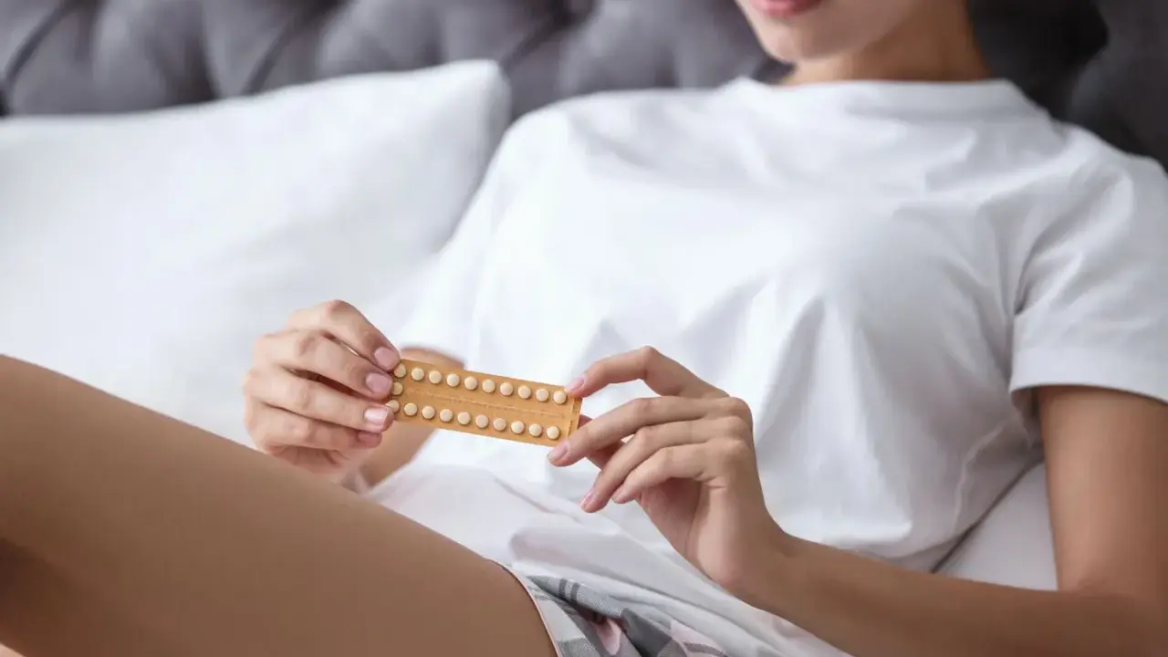Frau hält Pillenpackung. Wann wirkt die Pille? Fragen zur Verhütung.