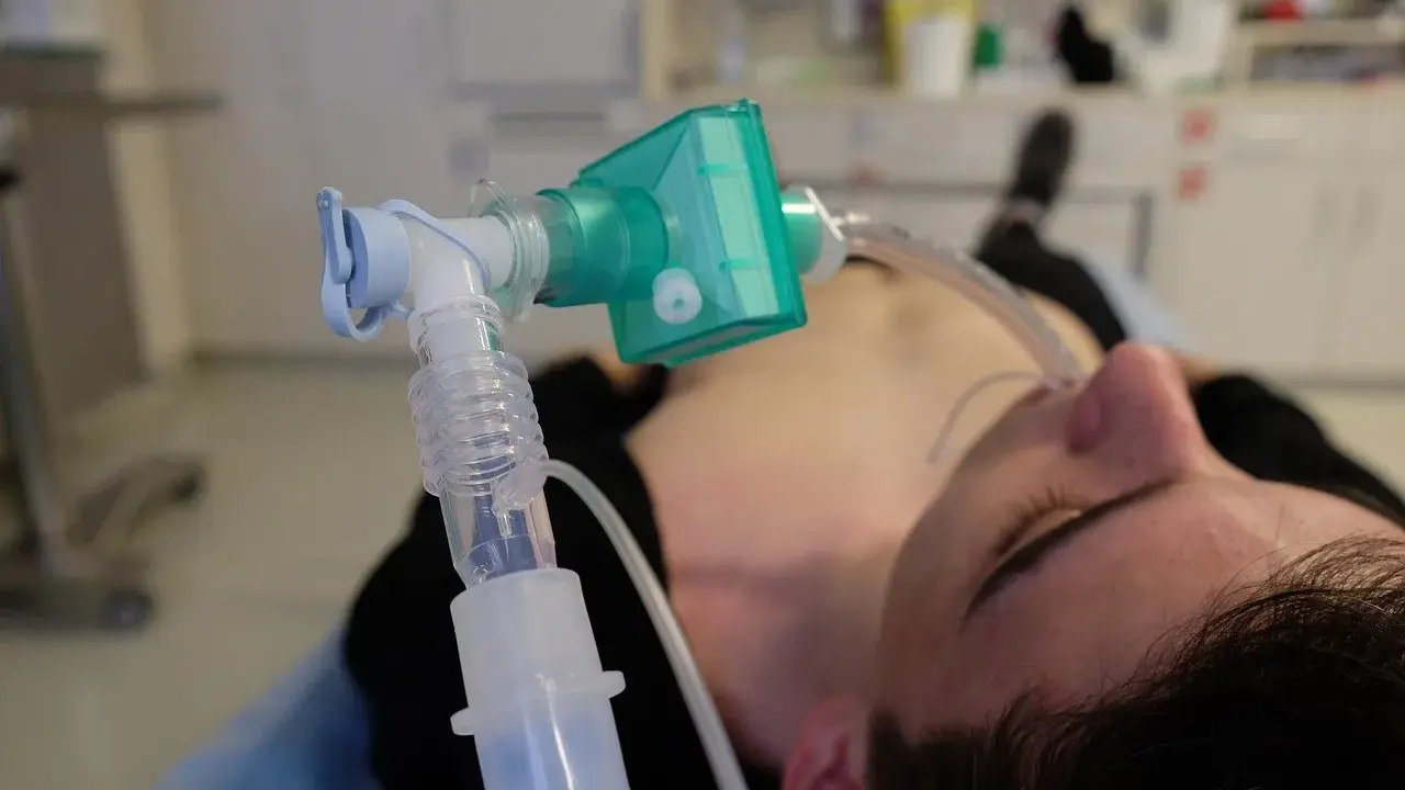 Beatmungsgerät auf Intensivstation unterstützt einen Patienten mit COPD.