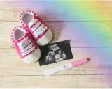 Ein positiver Schwangerschaftstest, ein Ultraschallbild und Babyschuhe. Ein Zeichen der Hoffnung nach einer Fehlgeburt, wieder schwanger.