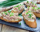 Thunfisch-Bruschetta mit Schnittlauch, eine leckere Option auch in der Schwangerschaft.