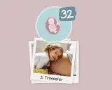 Ein kleines Mädchen lauscht am Bauch der Mutter. 32 ssw, 3. Trimester.