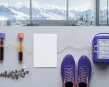 Blutproben, Laufschuhe und ein Kühlbeutel vor Bergpanorama. Möglicherweise zur Analyse des **LDH-Werts** nach sportlicher Betätigung.