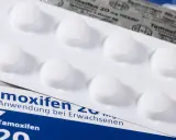 Tamoxifen-Tabletten im Blister und auf der Verpackung. Neue Erkenntnisse zu Tamoxifen sind wichtig für die Behandlung.