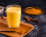 Goldene Milch mit Kurkuma, Zimt und Honig. Die goldene Milch Wirkung ist bekannt für ihre entzündungshemmenden Eigenschaften.