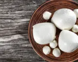 Frische Mozzarellakugeln auf einem Teller. Ein gesunder Snack für die Schwangerschaft.