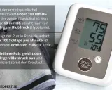 Blutdruckmessgerät zeigt 75/55 mmHg. Ein diastolischer Wert zu niedrig kann auf Hypotonie hindeuten. Der erhöhte Puls von 104 Schlägen pro Minute gleicht dies aus.