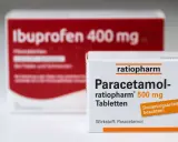 Zwei Medikamentenpackungen: Paracetamol 500 mg und Ibuprofen 400 mg. Die Wahl zwischen Paracetamol oder Ibuprofen hängt von der Art der Beschwerden ab.