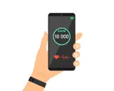 Hand hält Smartphone mit 10.000 Schritten und Herzfrequenz. Ein Fitness-Tracker am Handgelenk zeigt, wie viele Schritte am Tag erreicht wurden.