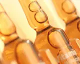 Braune Ampullen mit Vitamin C Infusion, bereit für die Anwendung.
