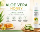 Frisches Aloe Vera mit Honig, ein wohltuendes Getränk für den Frühstückstisch.