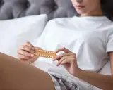Frau hält Pillenpackung. Wann wirkt die Pille? Fragen zur Verhütung.