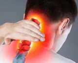 Mann hält sich den Nacken, rote Hitze zeigt Schmerzen im Hinterkopf. Mögliche Ursache: Kopfschmerzen, Tumor.