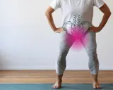 Frau mit gezeichnetem Becken, das Schmerzen im Bereich der Symphyse während der Schwangerschaft zeigt.