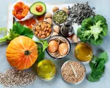 Vielfalt an vitamin e lebensmittel: Kürbis, Avocado, Mandeln, Sonnenblumenkerne, Brokkoli, Spinat, Eier und Öle.
