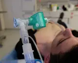Beatmungsgerät auf Intensivstation unterstützt einen Patienten mit COPD.
