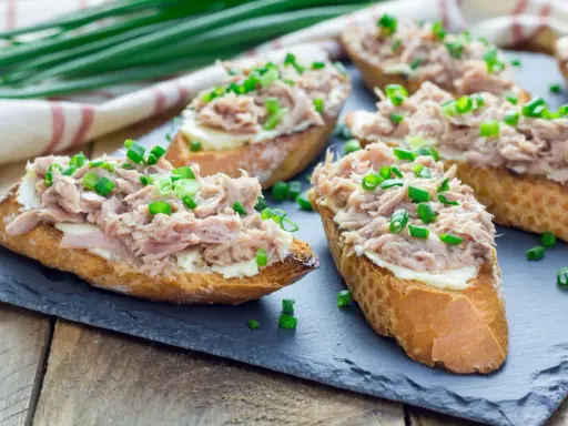 Thunfisch-Bruschetta mit Schnittlauch, eine leckere Option auch in der Schwangerschaft.