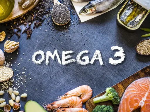Omega 3: Fisch, Garnelen, Lachs, Nüsse, Samen und Olivenöl – alles gut für den Blutdruck.