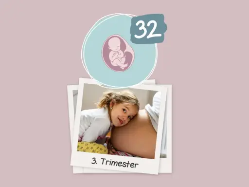 Ein kleines Mädchen lauscht am Bauch der Mutter. 32 ssw, 3. Trimester.