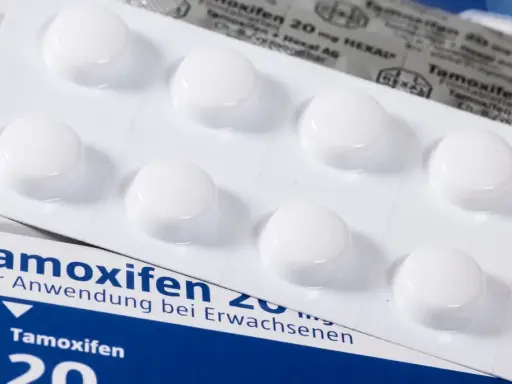 Tamoxifen-Tabletten im Blister und auf der Verpackung. Neue Erkenntnisse zu Tamoxifen sind wichtig für die Behandlung.