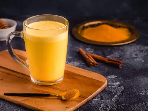 Goldene Milch mit Kurkuma, Zimt und Honig. Die goldene Milch Wirkung ist bekannt für ihre entzündungshemmenden Eigenschaften.