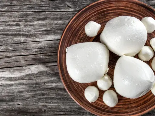 Frische Mozzarellakugeln auf einem Teller. Ein gesunder Snack für die Schwangerschaft.