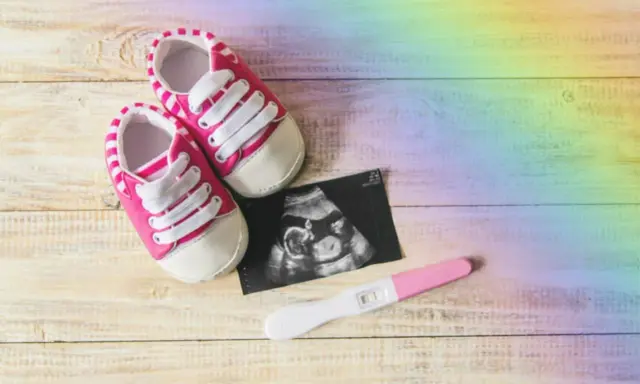 Ein positiver Schwangerschaftstest, ein Ultraschallbild und Babyschuhe. Ein Zeichen der Hoffnung nach einer Fehlgeburt, wieder schwanger.