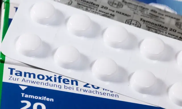 Tamoxifen-Tabletten im Blister und auf der Verpackung. Neue Erkenntnisse zu Tamoxifen sind wichtig für die Behandlung.