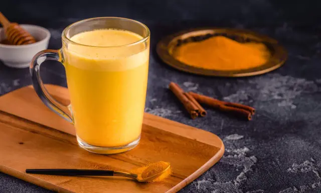 Goldene Milch mit Kurkuma, Zimt und Honig. Die goldene Milch Wirkung ist bekannt für ihre entzündungshemmenden Eigenschaften.