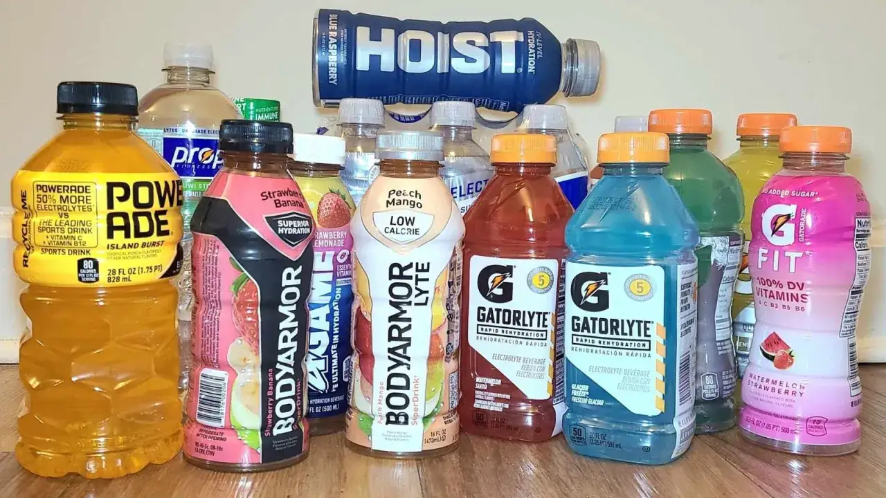 Eine Sammlung von Sportgetränken, die zeigen, was sind Elektrolyte: Powerade, Bodyarmor, Gatorlyte und Hoist.