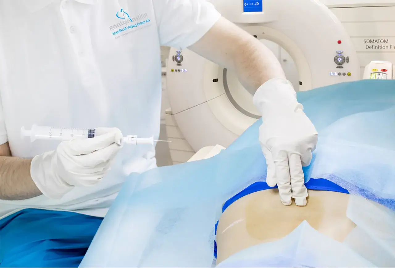 Arzt bereitet prt spritze f&uuml;r CT-Scan vor.