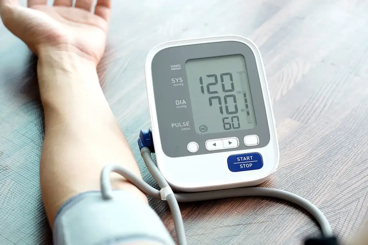 Blutdruckmessger&auml;t zeigt 120/70 an. Omega-3-Fetts&auml;uren k&ouml;nnen helfen, den Blutdruck zu regulieren.