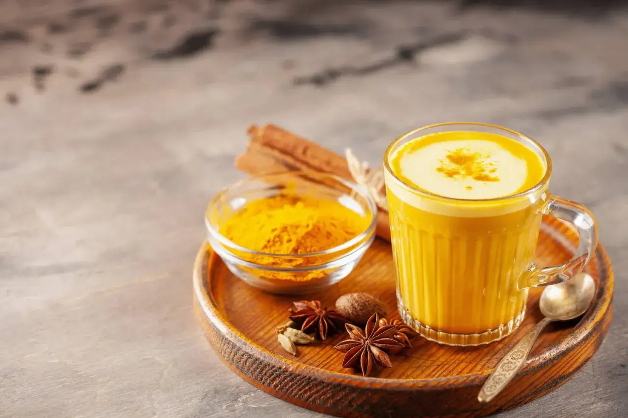 Goldene Milch mit Kurkuma, Zimt und Sternanis. Die goldene Milch Wirkung wird durch diese Zutaten unterstützt.