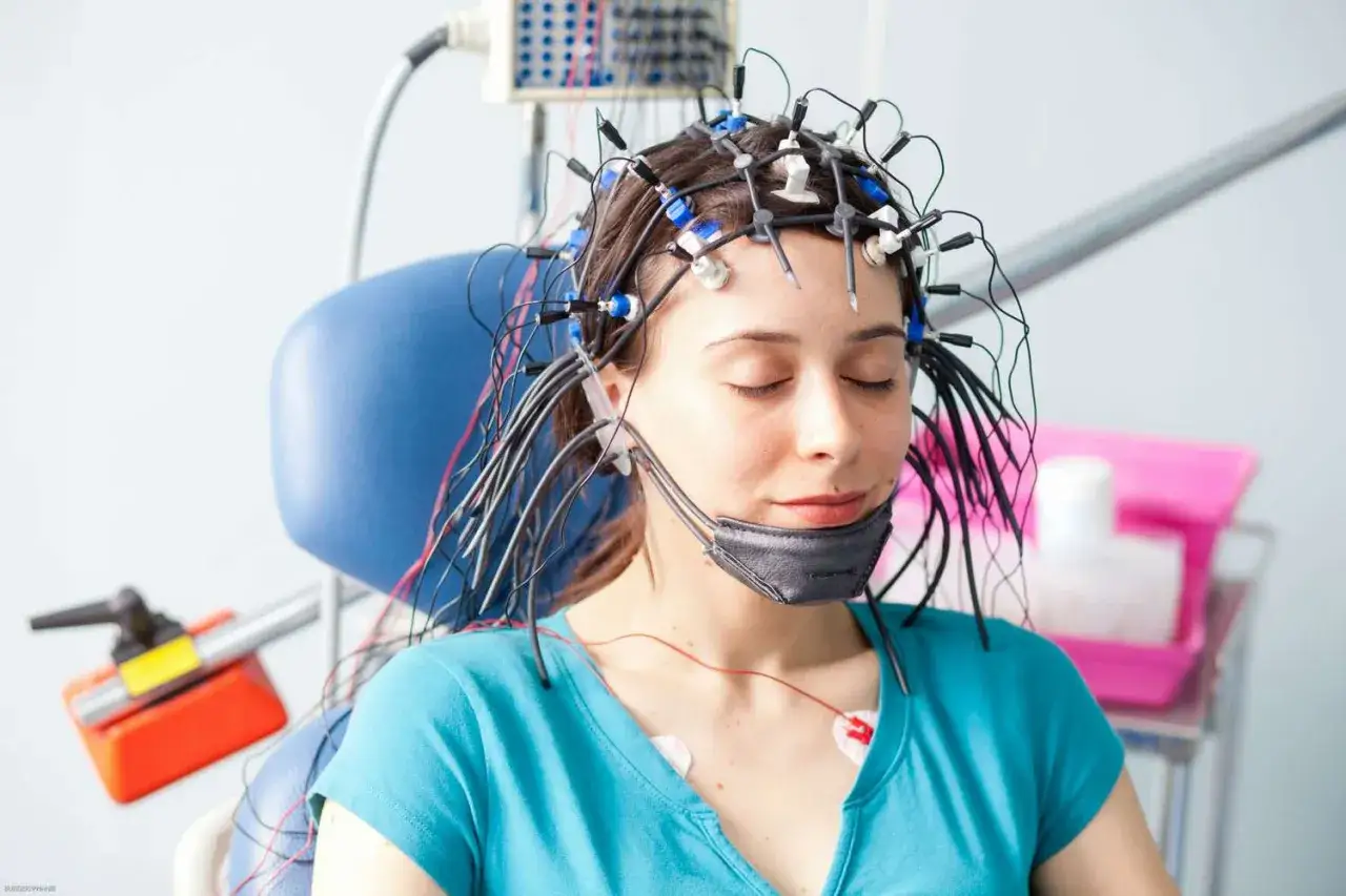 Frau mit EEG-Kappe f&uuml;r medizinische Untersuchung, die Gehirnaktivit&auml;t misst.