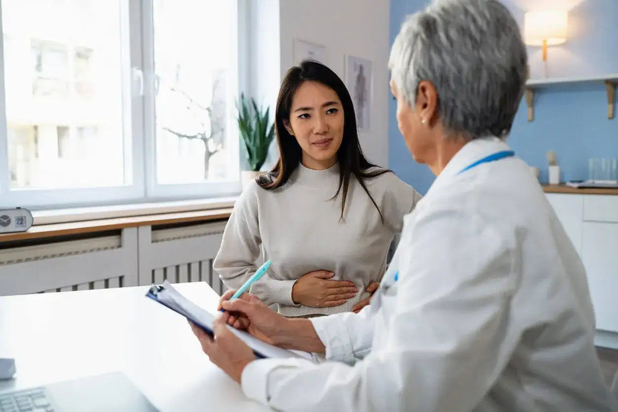 &Auml;rztin bespricht mit Patientin Beschwerden im Bauchraum. Ein Fall aus der inneren Medizin.