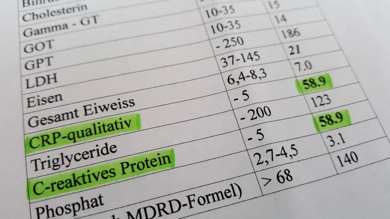 Laborwerte: CRP-qualitativ und C-reaktives Protein sind hervorgehoben. Die crp-wert tabelle erwachsene zeigt Werte von 58.9.