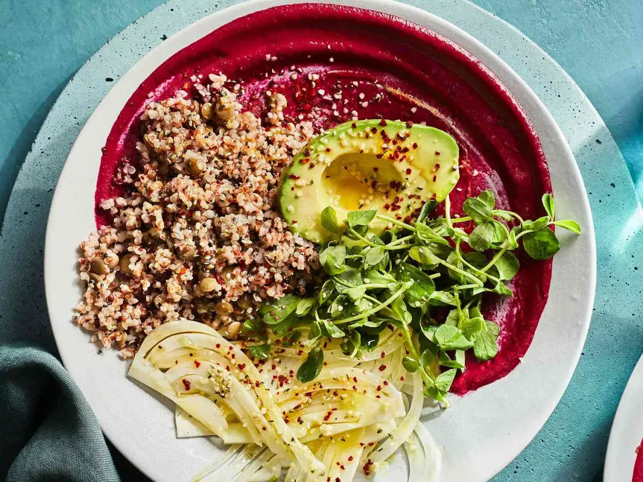 Bunter Teller mit Quinoa, Avocado, Fenchel und Rote-Bete-P&uuml;ree. Ein Gericht voller ballaststoffreicher Lebensmittel f&uuml;r eine gesunde Ern&auml;hrung.