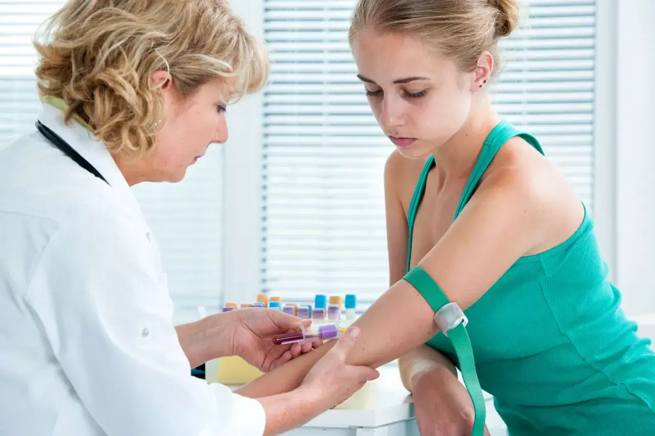 Arzt nimmt Blut ab, um Vitamin D bei MS zu pr&uuml;fen.