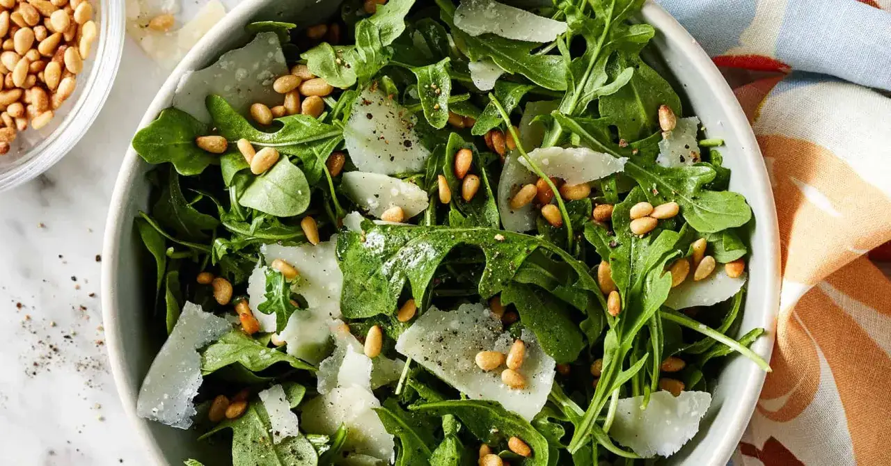 Ein frischer Rucolasalat mit Pinienkernen und Parmesan &ndash; so gesund und lecker!